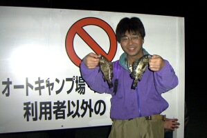 �P��̋L�O�B�e�B�@�ȁA�Ȃ񂩎肪�ʂ��Ă�`�I�i�΁j